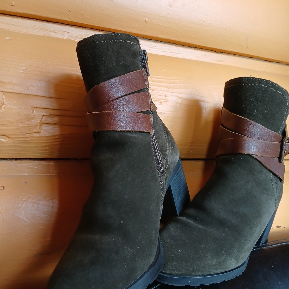 Cougar Olive Heeled Boots with Chestnut Straps
